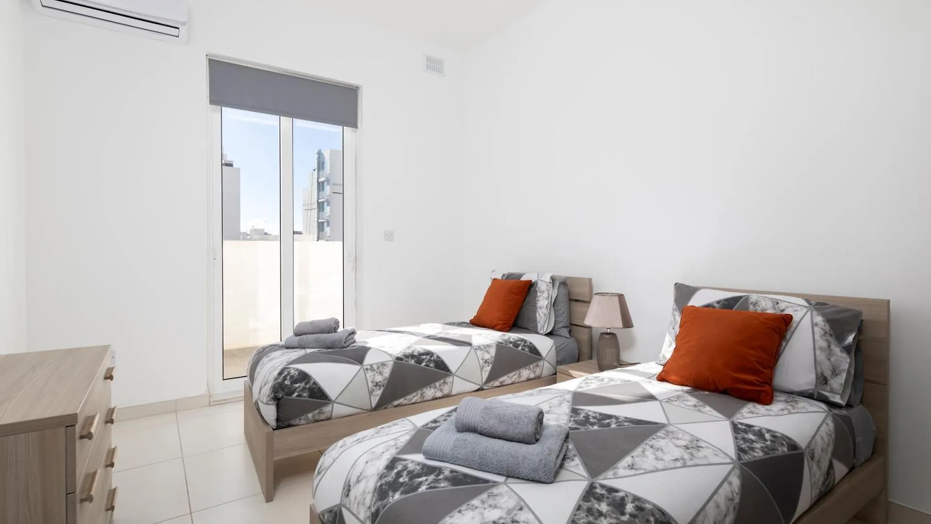 Spacious & Stylish 3Br Penthouse With Large Terrace - Close To Spinola Bay Saint Julian's Apartment